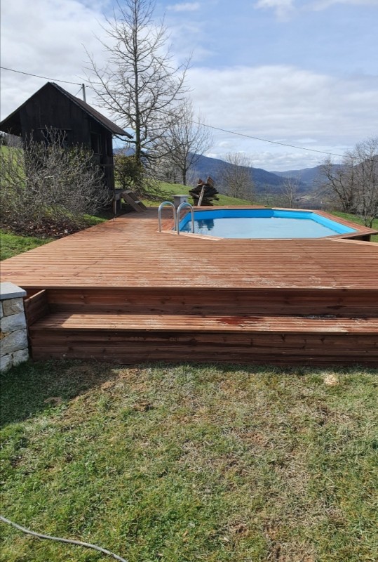 Piscine bois octogonale allongée avec terrasse en pin entre Voiron et Chambéry