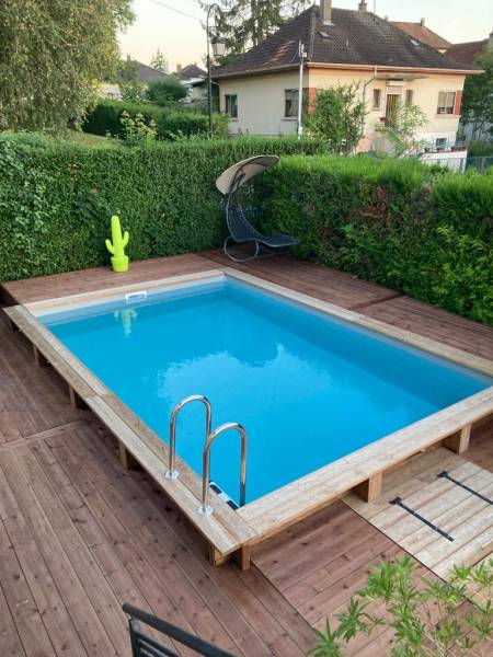 Montage d’une piscine en bois semi-enterrée de dimension 6 m x 4 m x 1.45 m de haut et la création d’une terrasse en bois en pin traité classe 4, à Grenoble