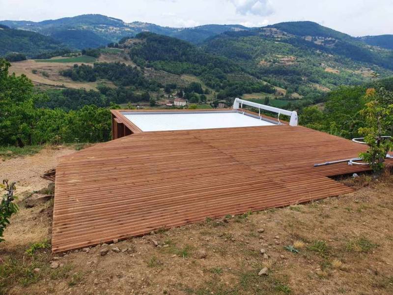 Pose d’une piscine rectangulaire 6 x 4 en bois sur un terrain en pente (sur un talus) avec la pose d’une terrasse en pin traité classe 4 en Ardèche